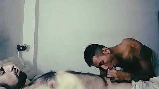 Despidiendo el a&ntilde;o con la verga y leche de este macho peludo&period;